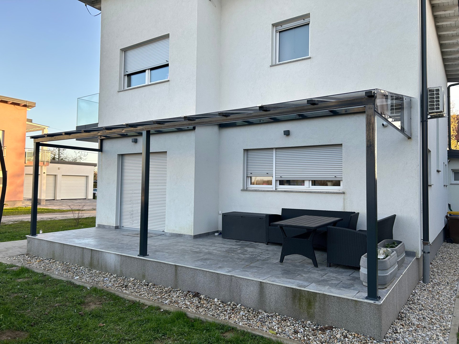 Željezna nadstrešnica u antracit boji s punim polikarbonatnim pokrovom