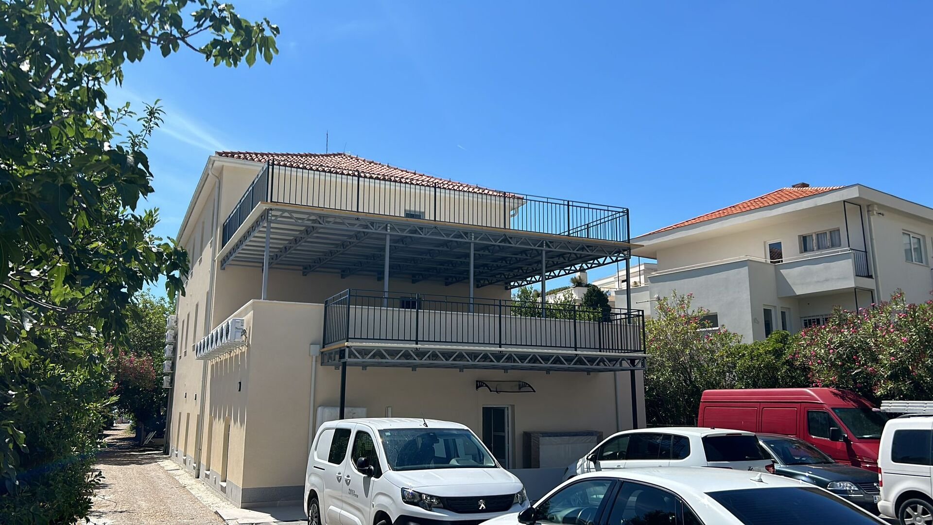 Željezna nadstrešnica, konstrukcija i ograda