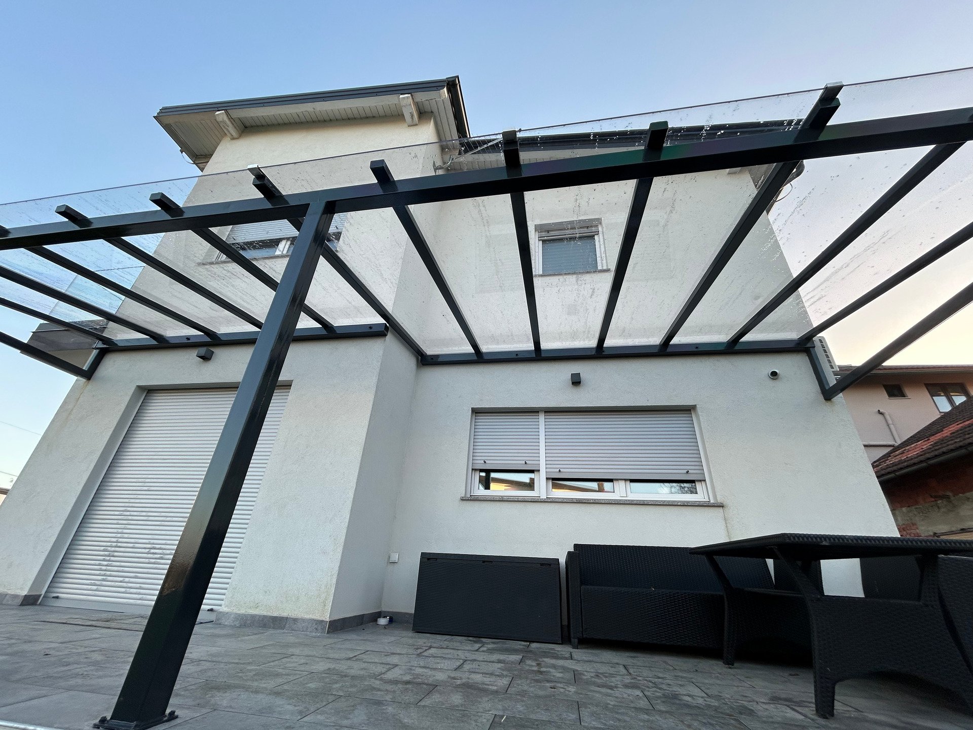 Željezna nadstrešnica u antracit boji s punim polikarbonatnim pokrovom