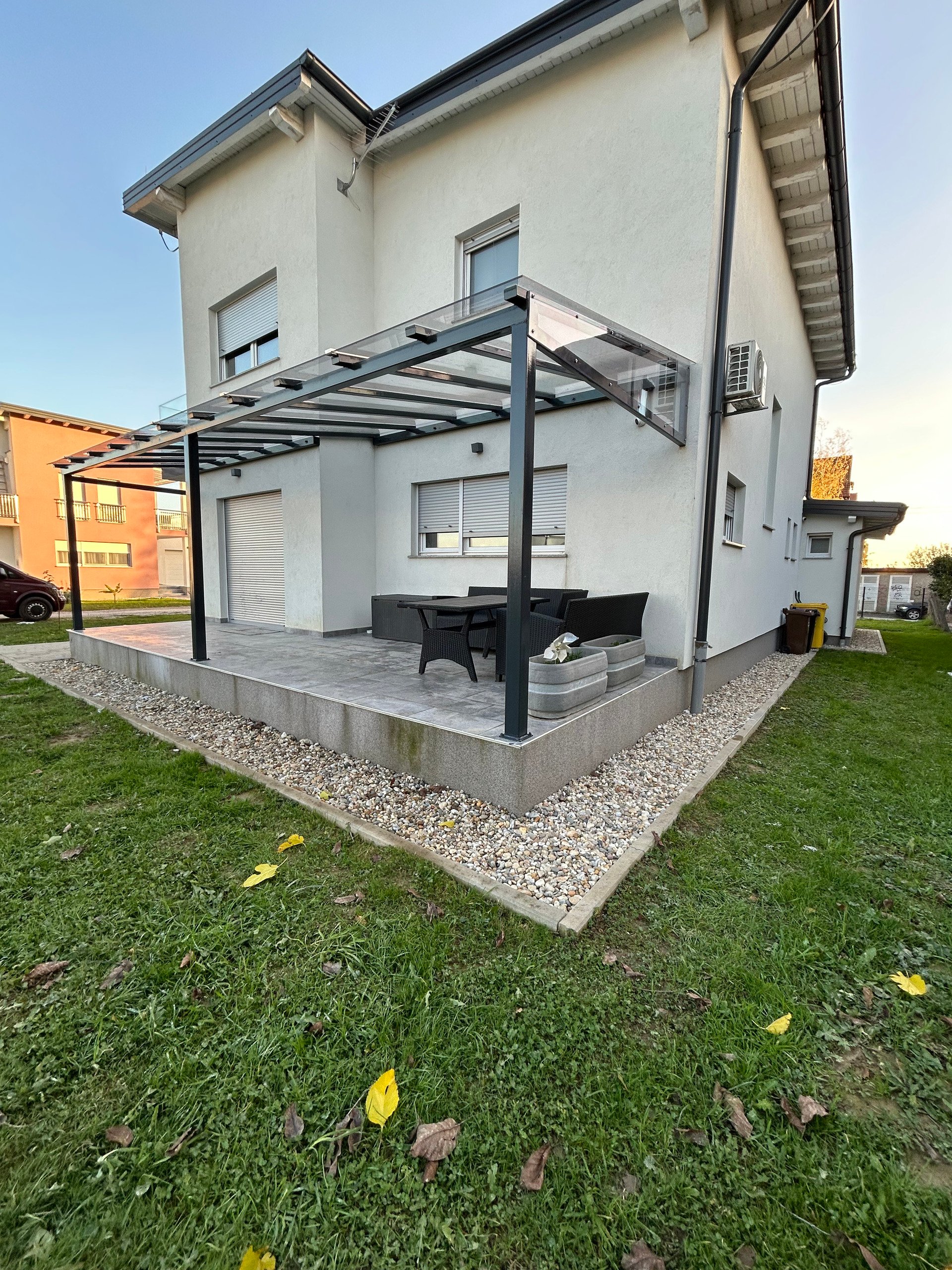 Željezna nadstrešnica u antracit boji s punim polikarbonatnim pokrovom